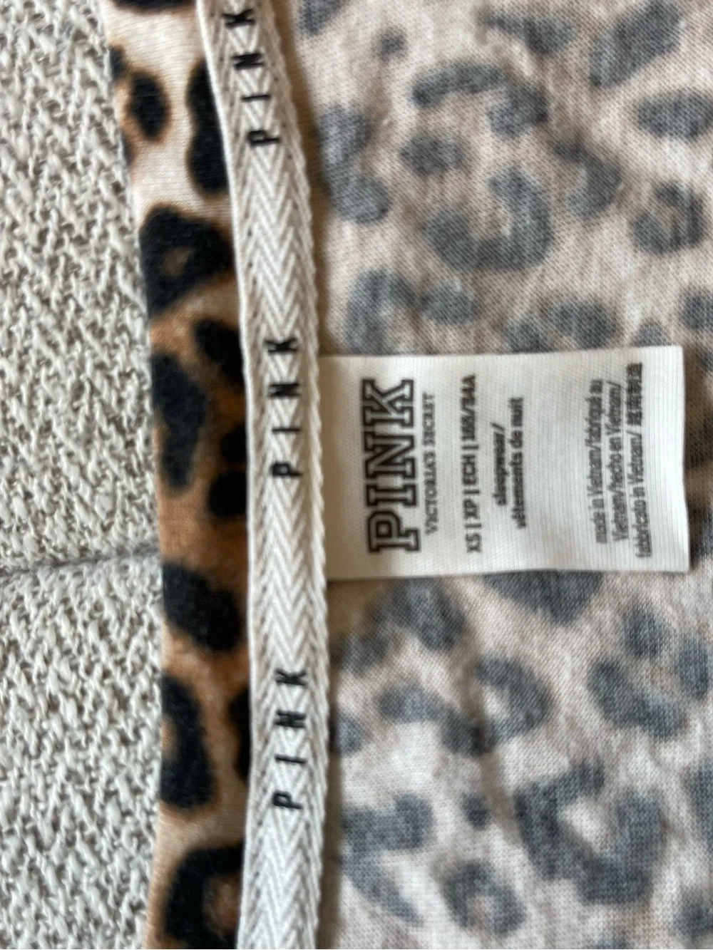 PINK Victoria’s Secret Leopard Print V Neck Tee Size L Animal Print Top